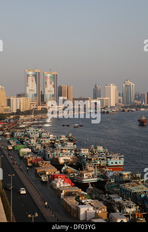 Vue sur la Crique de Dubaï avec des bateaux traditionnels en bois appelé dhow, Dubaï, l'Émirat de Dubaï, Émirats Arabes Unis Banque D'Images