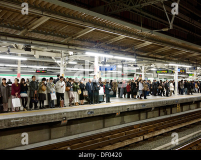 Plate-forme du train bondé de la gare JR Japon Banque D'Images