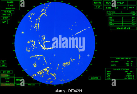 L'écran radar des navires modernes avec carte rond bleu et vert les étiquettes de texte standard Banque D'Images