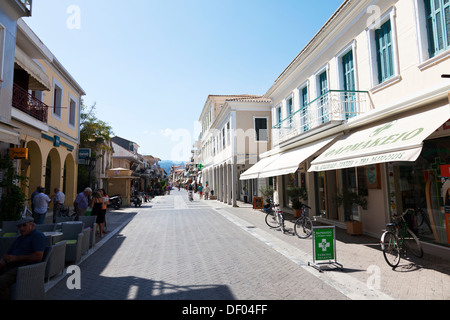 Principale rue commerçante à Lefkada Lefkas Ville île grecque La Grèce Banque D'Images