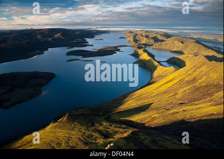 Vue depuis le sommet de la montagne sur le lac Langisjór Sveinstindur, avec à l'arrière du Glacier Vatnajoekull, Highlands, l'Islande Banque D'Images