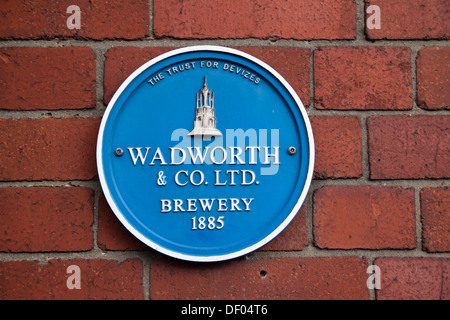 Wadworth & Co Ltd blue plaque, Devizes, Wiltshire Banque D'Images