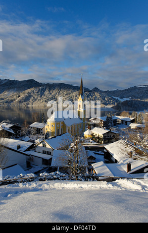 Lac Schliersee avec l'église de Saint Sixte en hiver, Haute-Bavière, Bavière Banque D'Images