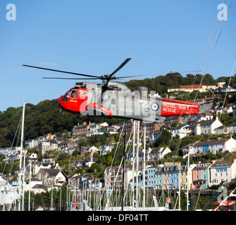 Royal Navy Air Sea Rescue helicopter Regatta Dartmouth Devon Uk Banque D'Images