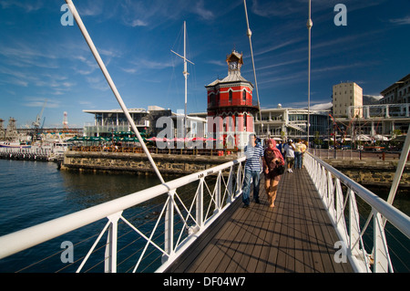 Les personnes qui traversent un pont tournant, Nelson Mandela Gateway, Tour de l'horloge, Victoria & Alfred Waterfront, Cape Town, Western Cape Banque D'Images