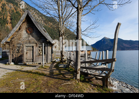 Cabane en bois dans le village viking, flocons ou le lac Walchensee lac Walchen, Haute-Bavière, Bavière Banque D'Images