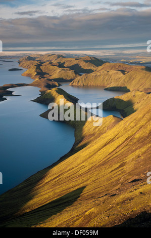 Vue depuis le sommet de la montagne sur le lac Langisjór Sveinstindur Vatnajoekull vers Glacier, Highland, Islande, Europe Banque D'Images