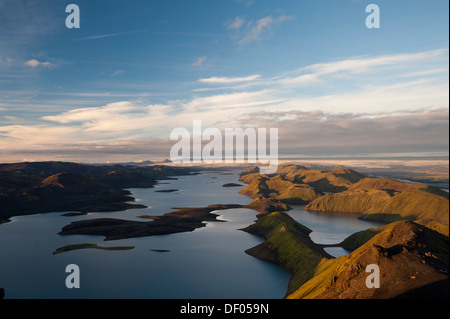 Vue depuis le sommet de la montagne sur le lac Langisjór Sveinstindur Vatnajoekull vers Glacier, Highland, Islande, Europe Banque D'Images