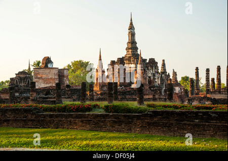 Chedi, Wat Mahathat temple, Parc historique de Sukhothaï, site du patrimoine mondial de l'UNESCO, dans le Nord de la Thaïlande, la Thaïlande, l'Asie Banque D'Images