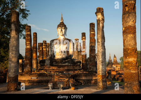 Statue de Bouddha assis, temple Wat Mahathat Sukhothai Historical Park, site du patrimoine mondial de l'UNESCO, dans le Nord de la Thaïlande, Thaïlande Banque D'Images