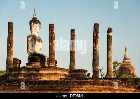 Statue de Bouddha assis, temple Wat Mahathat Sukhothai Historical Park, site du patrimoine mondial de l'UNESCO, dans le Nord de la Thaïlande, Thaïlande Banque D'Images