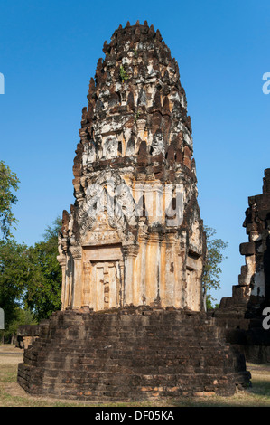 Prang de style Khmer ou tour, Wat Phra Phai Luang temple, Parc historique de Sukhothaï, Site du patrimoine mondial de l'UNESCO, dans le Nord de la Thaïlande Banque D'Images