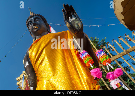 Statue de Bouddha Doré debout en face de la pagode d'or ou Chedi, Wat Phra That Doi Wao Temple de Mae Sai, l'extrême nord de la Banque D'Images