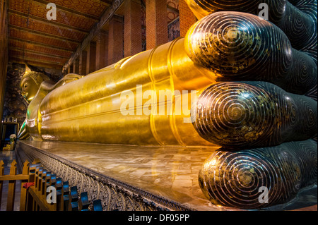 Statue de Bouddha couché, incrustations de nacre sur la plante des pieds, le Wat Pho ou Wat Phra Chetuphon, Bangkok, Thailande, Asie Banque D'Images