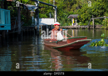 L'homme dans un bateau, Khlong ou Klong, canal, Bangkok, Thailande, Asie Banque D'Images