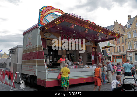 Fast food burger outlet lors d'une fête foraine dans la grand marché, dans le centre de Ieper (Ypres), Belgique. Banque D'Images