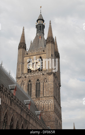 La tour de l'horloge de la Halle aux draps dans la grand marché, dans le centre de Ieper (Ypres), Belgique. Banque D'Images