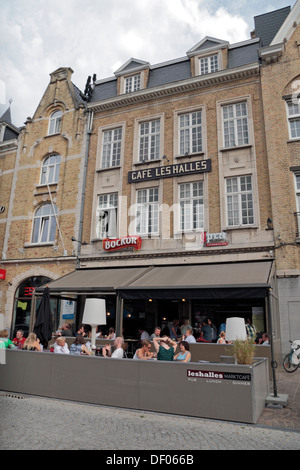 Le Café Les Halles dans le grand marché, dans le centre de Ieper (Ypres), Belgique. Banque D'Images