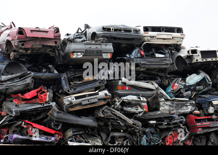 Carcasses de voitures empilées dans le port, ville hanséatique de Hambourg Banque D'Images