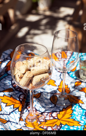 Bouchons d'une bouteille de vin à l'intérieur dans un verre à côté de verre vide Lefkas Lefkada Nydri Nidri Grèce île grecque Banque D'Images