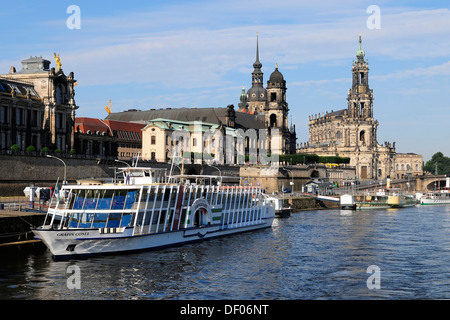 Elbe, en face du château de Dresde, du château de Dresde, l'Église Hofkirche, l'Église catholique de la Cour Royale de Saxe et de la Banque D'Images