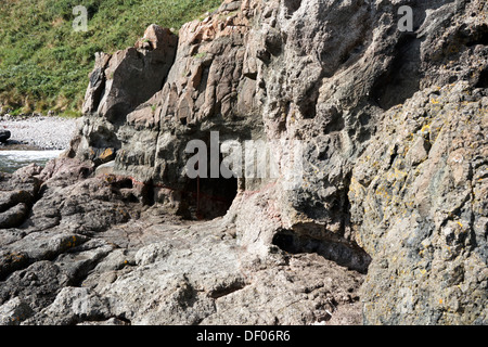 Trou percé dans le roc sur le chemin du littoral falaise gobbins islandmagee Larne en Irlande du Nord Banque D'Images