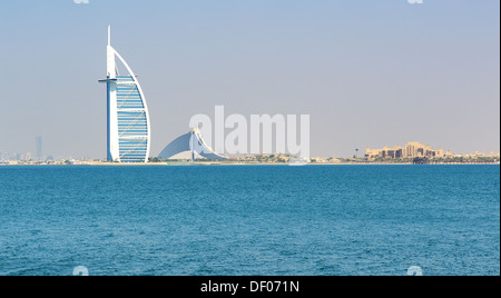 La vue sur le premier hôtel de luxe 7 étoiles Burj Al Arab 'Tour des Arabes", aussi connu sous le nom de "Voile arabe' Banque D'Images