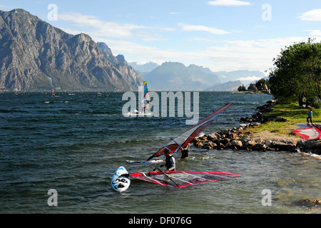 Planche à voile par vent fort à Malcesine, sur le lac de Garde, Vénétie, Italie, Europe Banque D'Images