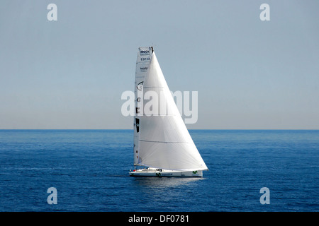 Yacht à voile, bateau à voile, de la voile au large de Gibraltar, Europe Banque D'Images