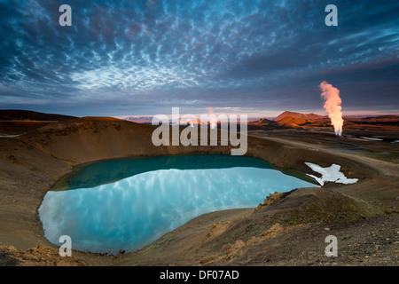 Sur le volcan Krafla lake Víti, vapeur d'une centrale géothermique, Mývatn, zone Europe eystra, région du nord-est, de l'Islande Banque D'Images