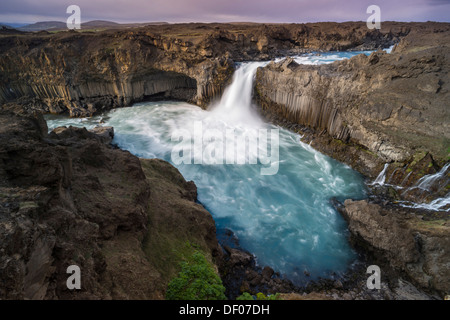 Chute d'Aldeyjarfoss sur la rivière Skjálfandafljót, Sprengisandur chemin Highland, hautes terres d'Islande, Islande, Europe Banque D'Images