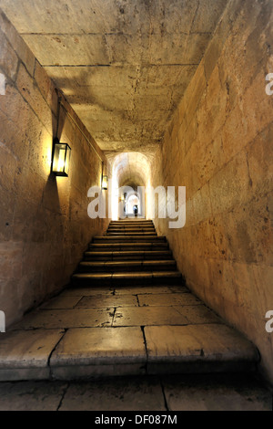 Escalier du monastère de deux étages Mosteiro dos Jeronimos, Monastère des Hiéronymites, UNESCO World Heritage Site, quartier de Belem Banque D'Images