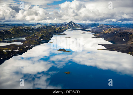 Vue aérienne du lac Langisjór, couverts de mousse, montagnes, hautes terres d'Islande, Islande, Europe Banque D'Images