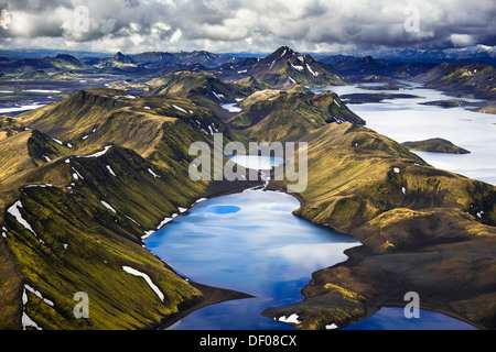 Vue aérienne du lac Langisjór, couverts de mousse, montagnes, hautes terres d'Islande, Islande, Europe Banque D'Images