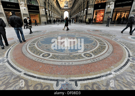 Sol de mosaïque, la Galleria Vittorio Emanuele II, première galerie marchande couverte dans le monde par l'architecte Giuseppe Mengoni, 1872 Banque D'Images