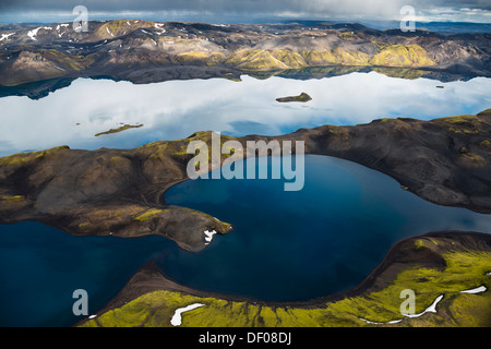 Vue aérienne du lac Langisjór, couverts de mousse, montagnes, hautes terres d'Islande, Islande, Europe Banque D'Images