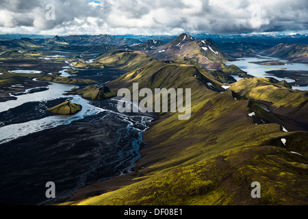 Vue aérienne du lac Langisjór, couverts de mousse, montagnes, rivière Skaftá, hautes terres d'Islande, Islande, Europe Banque D'Images