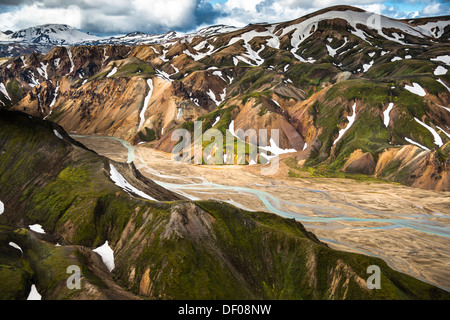 Vue aérienne, Joekulgilkvísl rivière tressée, montagnes de rhyolite partiellement recouvert de neige, Landmannalaugar Banque D'Images