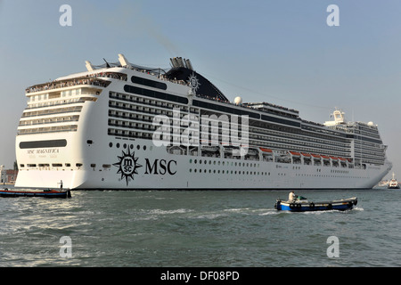 MSC Magnifica, bateau de croisière, construit en 2010, 293,8 m, 2550 passagers, qui arrivent dans le port de Venise, Vénétie, Italie, Europe Banque D'Images