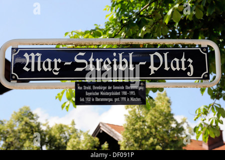 Plaque de rue, Max-Streibl-Platz, Max Streibl, 1932-1998, citoyen d'honneur d'Oberammergau et ancien premier ministre de Banque D'Images