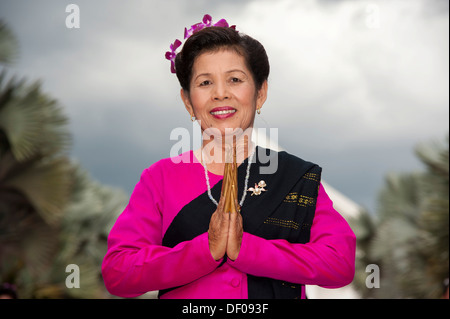 La danse traditionnelle, smiling woman wearing vêtements traditionnels faisant un geste d'accueil ou Wai, Loi Krathong Loy ou Gratong Banque D'Images