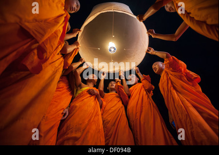 Moines dégageant une lanterne Kongming lanternes de ciel ou de chance pendant la Loi Krathong Festival Loy ou Gratong, Chiang Mai Banque D'Images