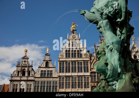 Statue de Brabo et la main du géant et fontaine 16e siècle Guildhouses à la place du marché Grote Markt, à Anvers, Belgique, Banque D'Images