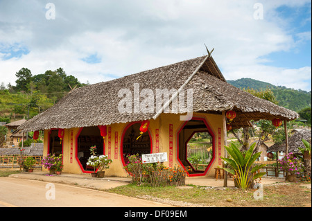 Magasin de thé dans un village de la minorité chinoise sur la frontière avec le Myanmar, Ban Rak Thai ou Mae Aw, le nord de la Thaïlande, Thaïlande Banque D'Images