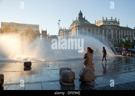 Fontaine à la Karlsplatz ou Stachus à Munich, Bavière, Allemagne Banque D'Images