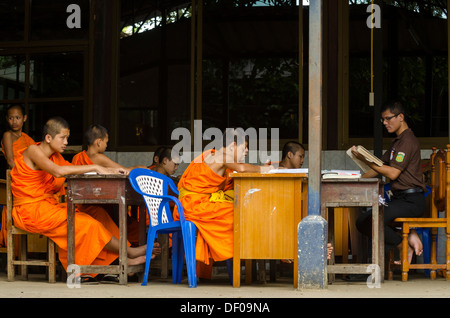 Les moines bouddhistes enseignés dans un monastère, l'école du temple de Wat Chong Kham, région de Ngao, province de Lampang, Thaïlande, Asie Banque D'Images