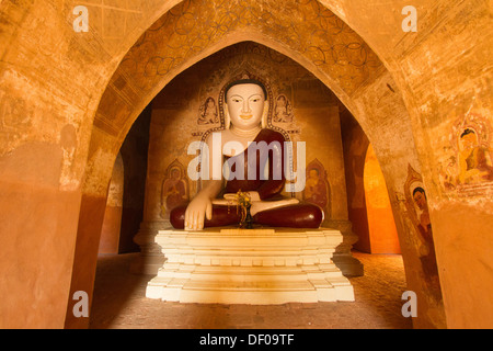 Statue de Bouddha à l'intérieur de pagode à Bagan, Myanmar Banque D'Images