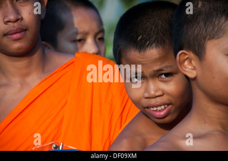 Matin l'aumône ronde, jeune moine du monastère, de l'école portrait, province de Sukhothai, Thaïlande du Nord Banque D'Images