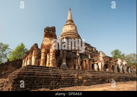 Chedi en latérite avec des statues d'éléphants détruit, s'est temple de Wat Chang Lom, le parc historique de Si Satchanalai Banque D'Images