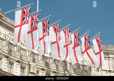 Pavillon blanc de la Marine royale, je vois des drapeaux dans la brise de l'Admiralty Arch. Ce célèbre monument de Londres a été construit sur le Mall en 1912. Angleterre, Royaume-Uni. Banque D'Images